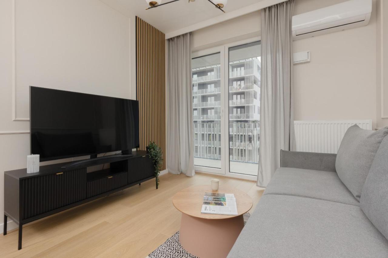 Wola Spacious Flat With Air Conditioning & Balcony By Renters Leilighet