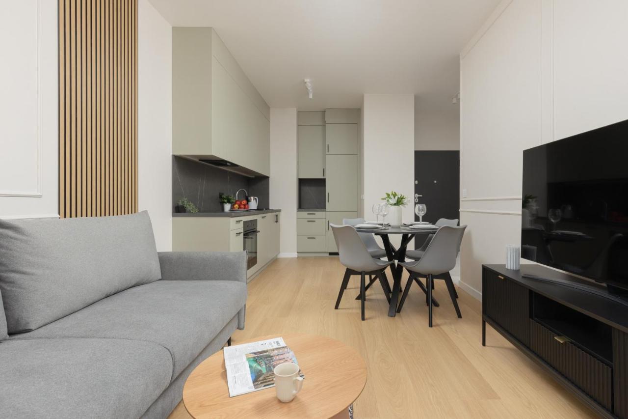 Wola Spacious Flat With Air Conditioning & Balcony By Renters * Warszawa