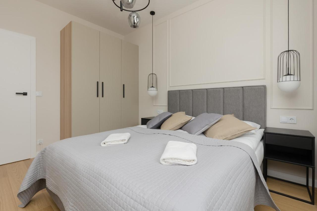 Wola Spacious Flat With Air Conditioning & Balcony By Renters Warszawa