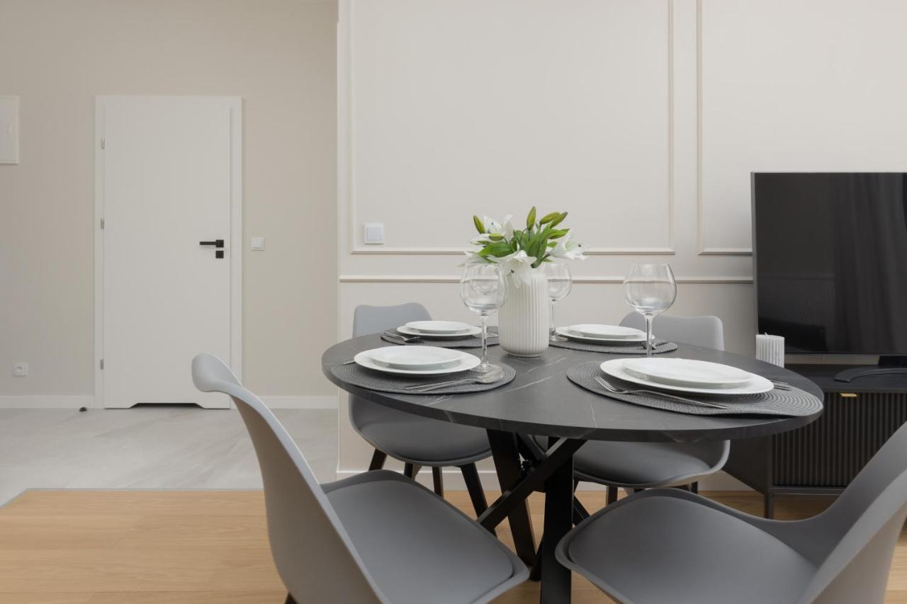 Wola Spacious Flat With Air Conditioning & Balcony By Renters Leilighet