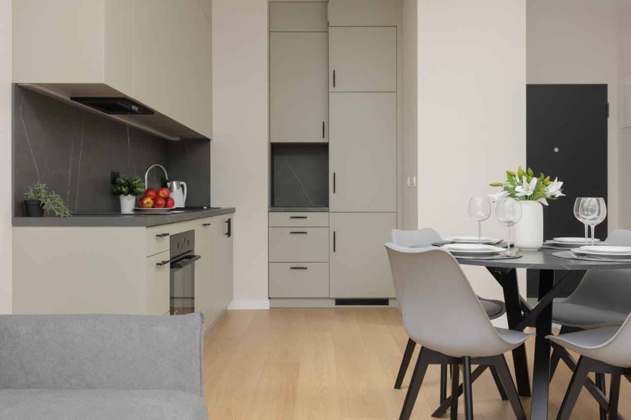 Wola Spacious Flat With Air Conditioning & Balcony By Renters Leilighet