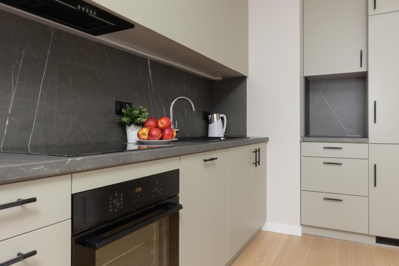 Wola Spacious Flat With Air Conditioning & Balcony By Renters Leilighet *