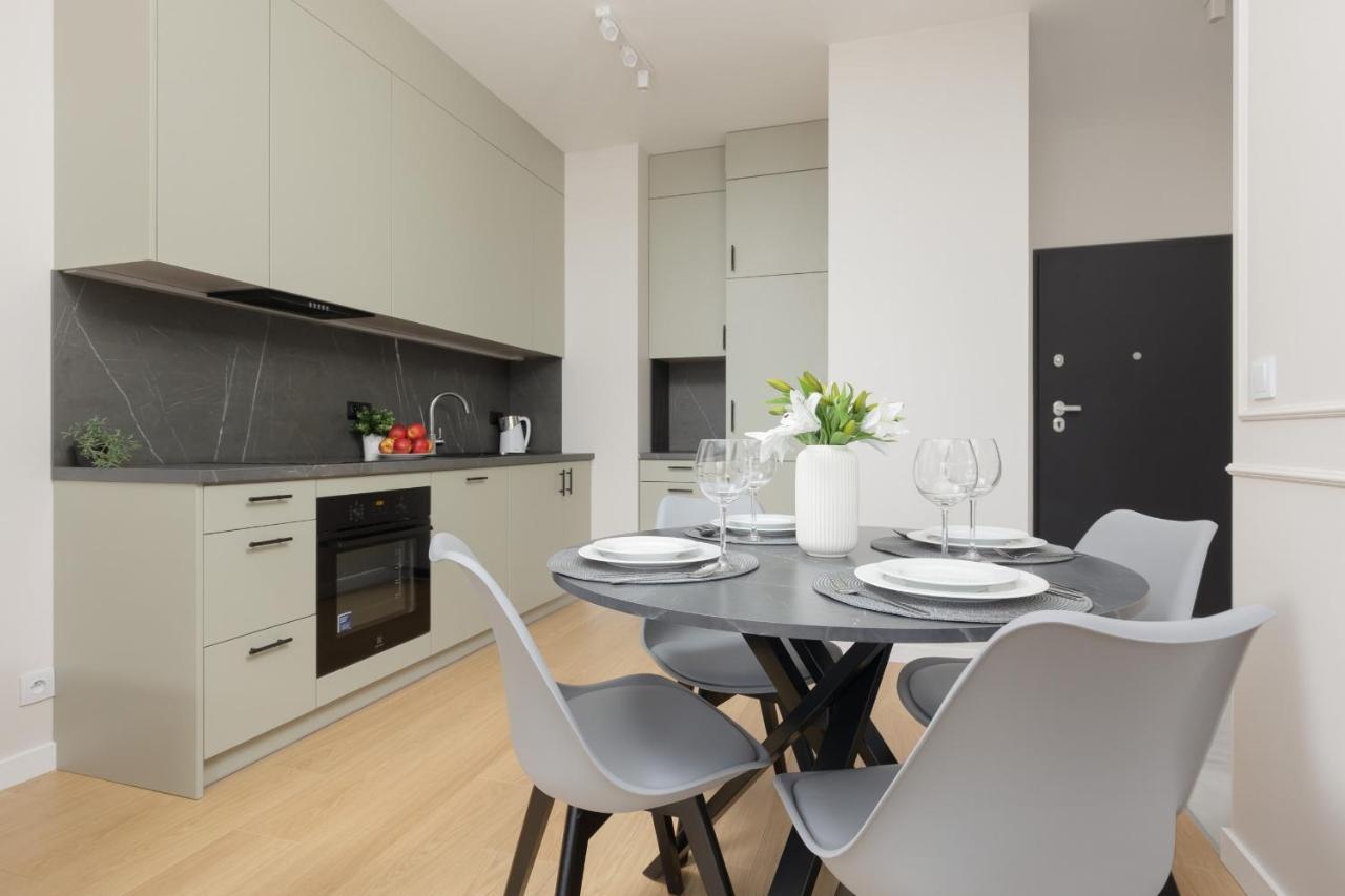 Wola Spacious Flat With Air Conditioning & Balcony By Renters Leilighet *