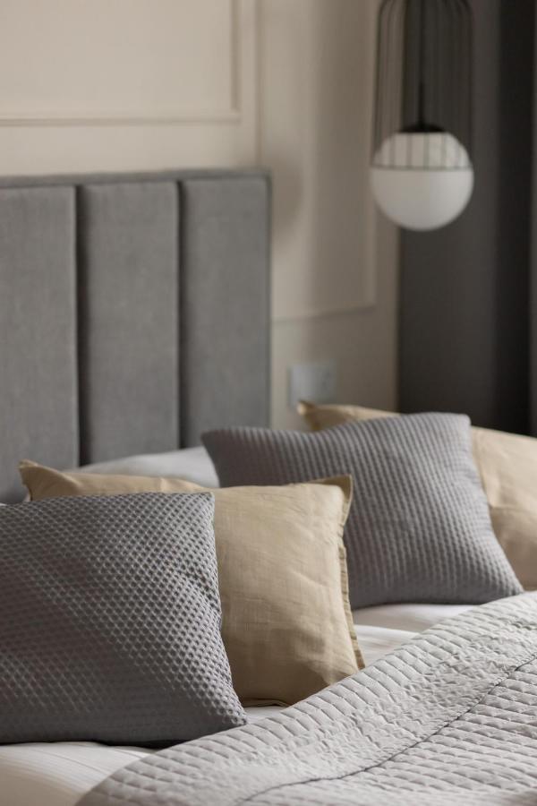 Wola Spacious Flat With Air Conditioning & Balcony By Renters Warszawa