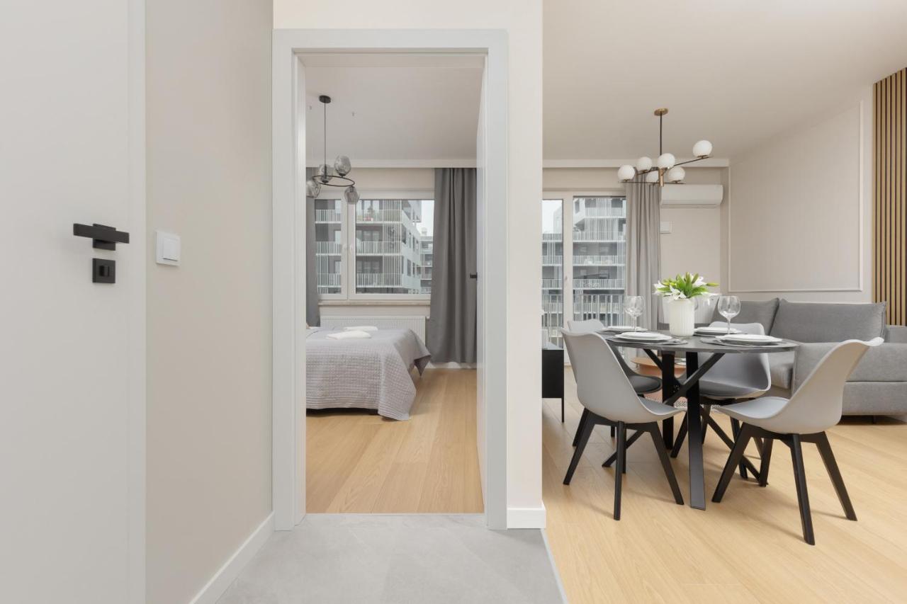 Wola Spacious Flat With Air Conditioning & Balcony By Renters Warszawa