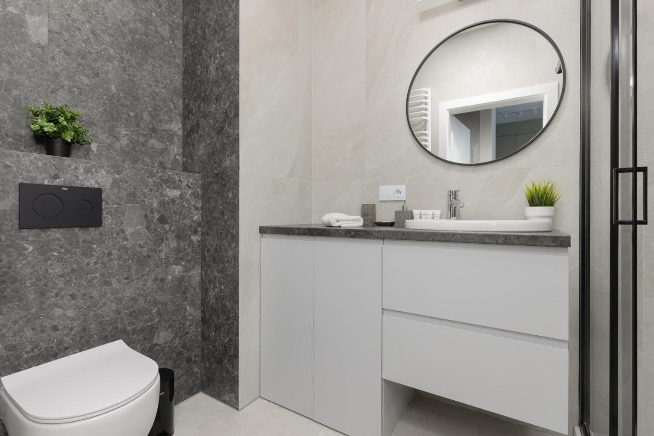 Wola Spacious Flat With Air Conditioning & Balcony By Renters Apartment